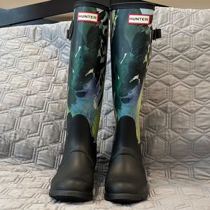 Hunter Artistic Black and Green Boots